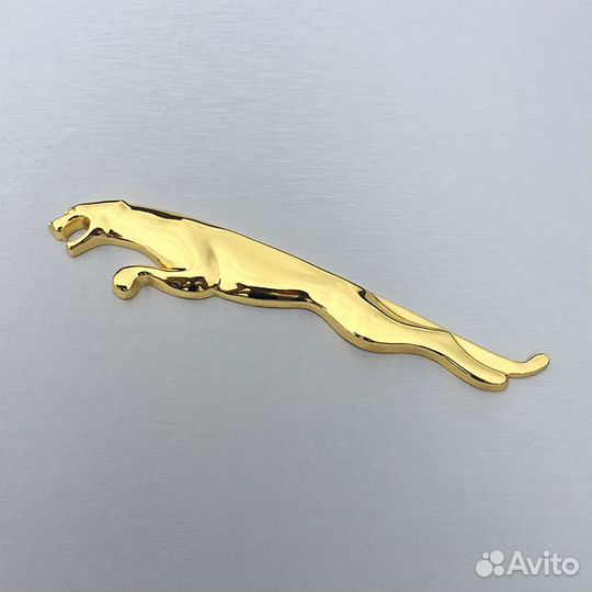 Металлическая наклейка на авто ягуар золото