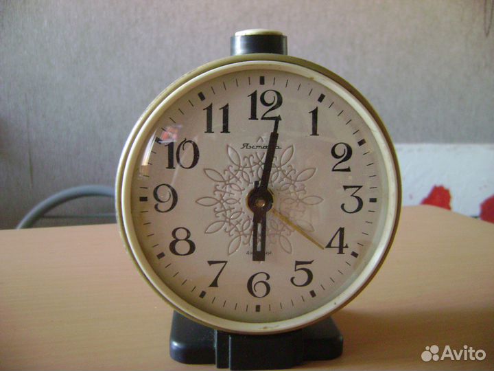 Янтарь слава и др. часы-будильник СССР