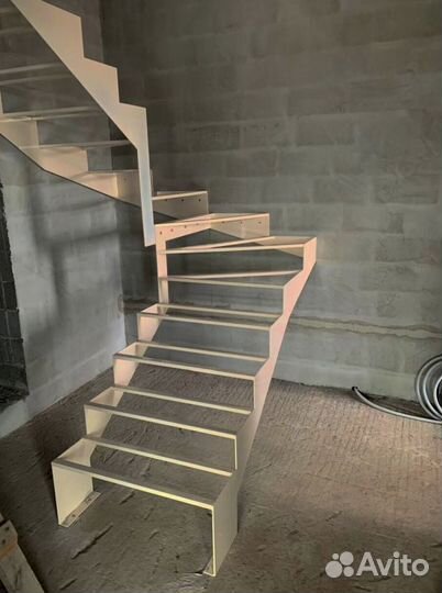 Лестница на металлокаркасе открытого типа