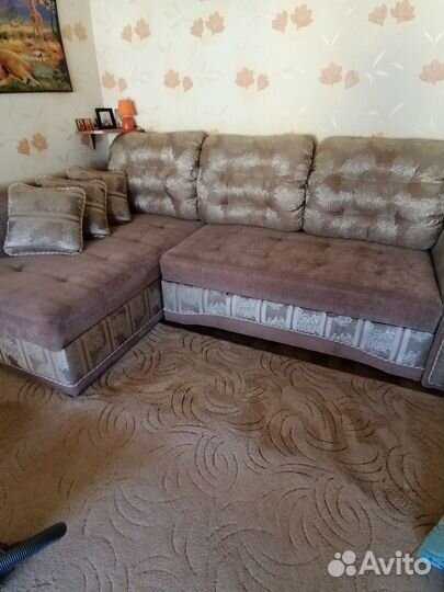 Угловой диван и кресло юваю