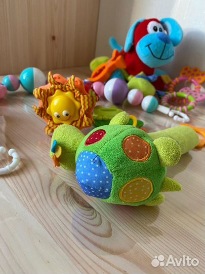 Игрушки погремушки для малыша