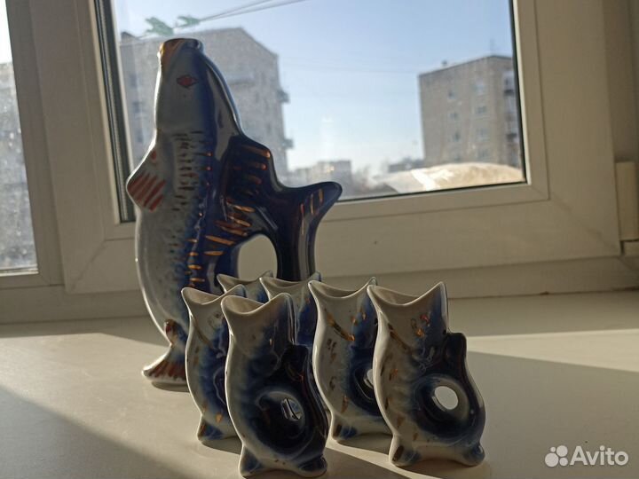 Графин рыба с рюмками