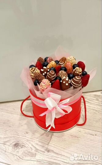 Букет из клубники в шоколаде в шляпной коробочке
