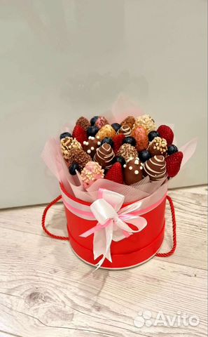 Букет из клубники в шоколаде в шляпной коробочке