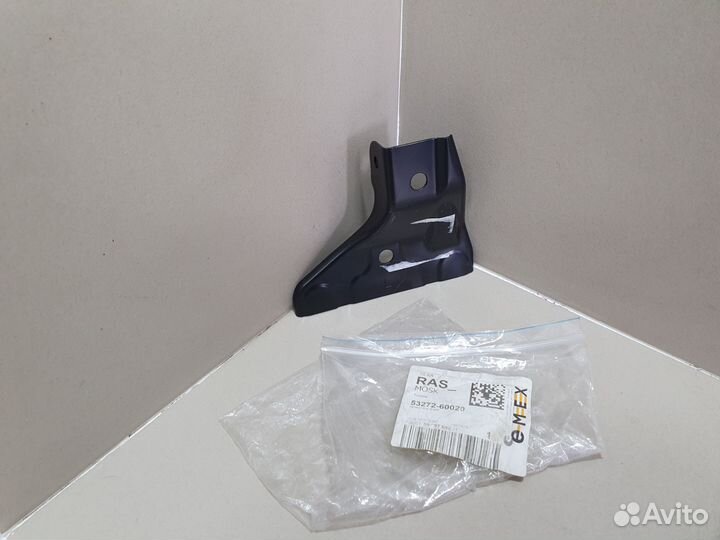 Кронштейн левой фары Toyota Land Cruiser 200