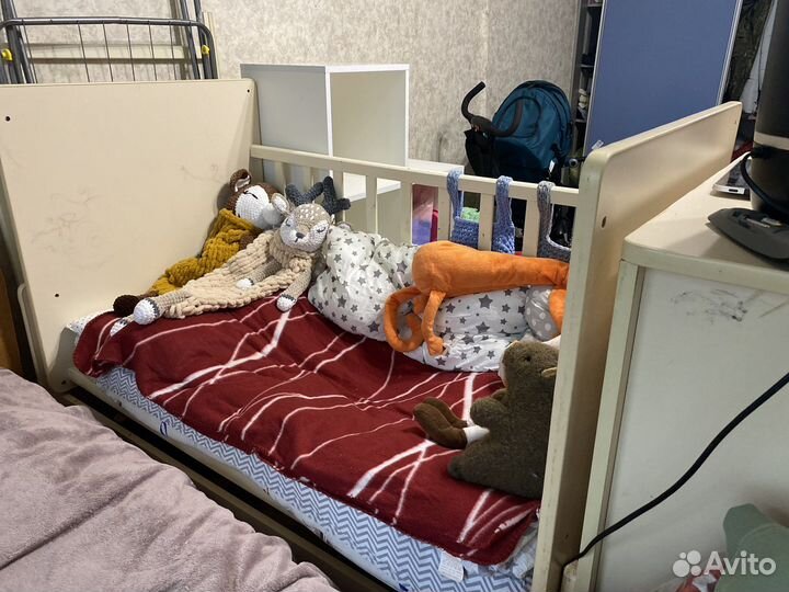 Детская кроватка с маятником