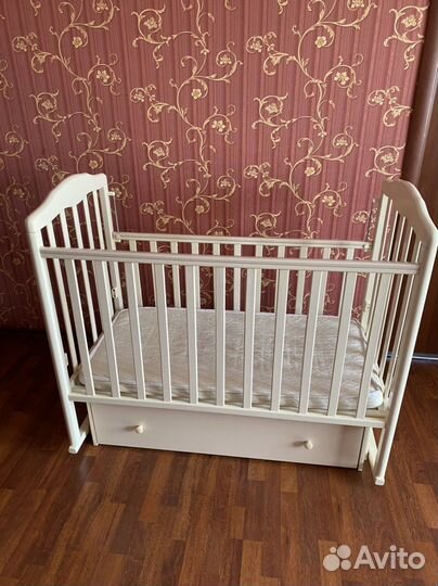 Кровать с маятником