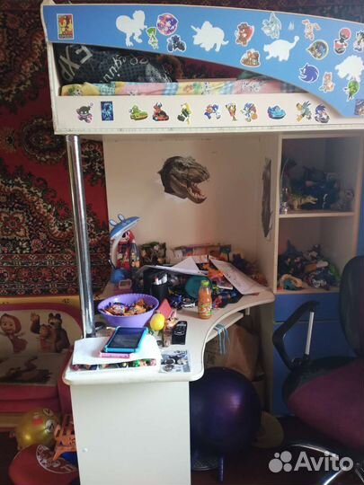 Детская кровать чердак со столом и шкафом 2 штуки