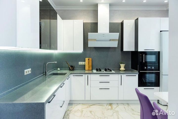 Угловая в потолок кухня на заказ