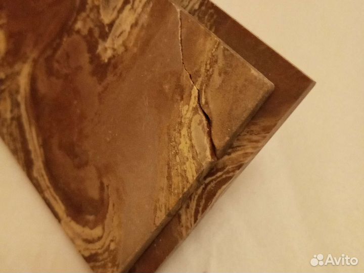 Шкатулка из горного минерала лемизит