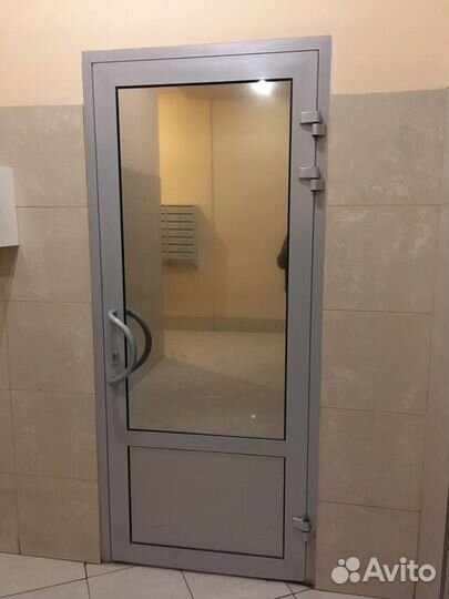 Алюминиевая дверь со стеклом