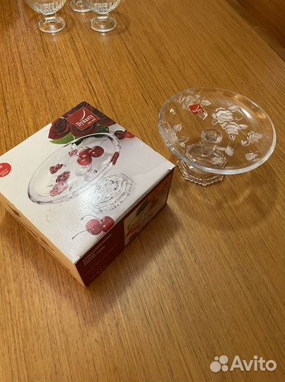 Ваза для фруктов на ножке