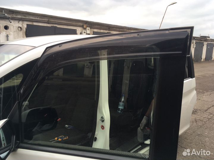 Ветровик honda stepwgn