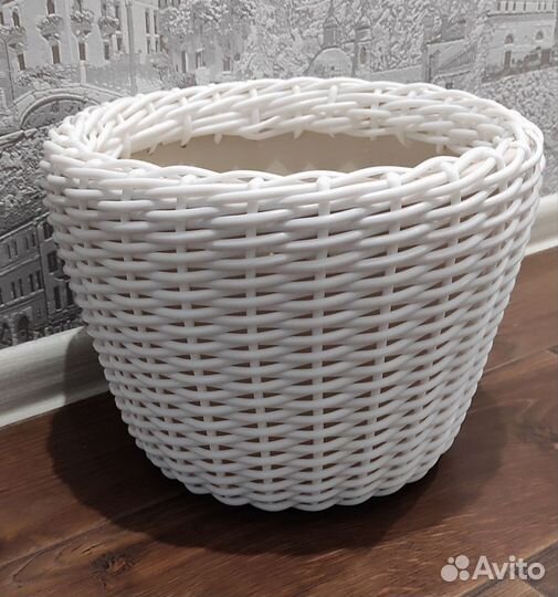 Кашпо из искусственного ротанга