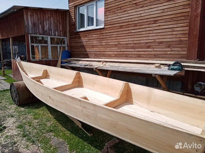 Лодка деревянная