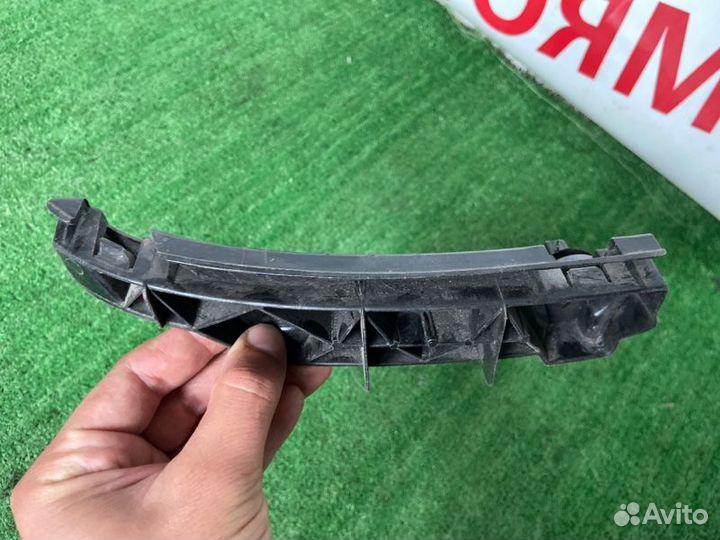 Крепление бампера заднее левое Toyota Corolla