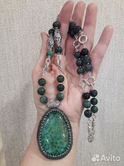 Длинные бусы с кулоном