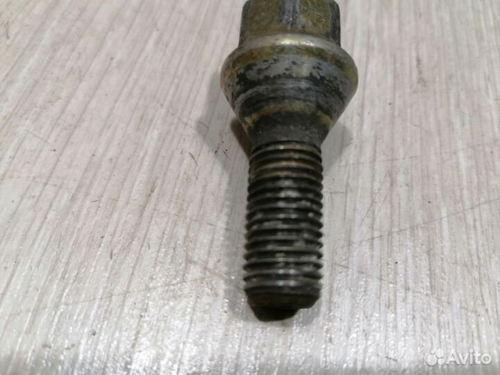 Болт Renault logan