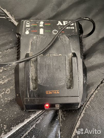 Зарядное устройство для шуруповерта AEG