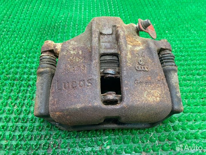 Суппорт передний левый Volkswagen Passat B3 PF