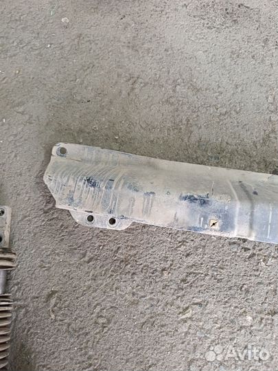 Усилитель переднего бампера Ауди 80 б-3