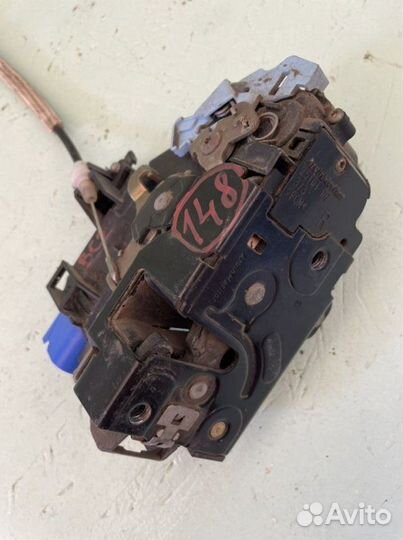 Замок передний правый Volkswagen Touareg 7L