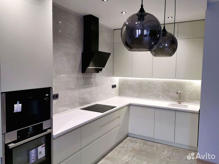 Угловая в потолок кухня на заказ