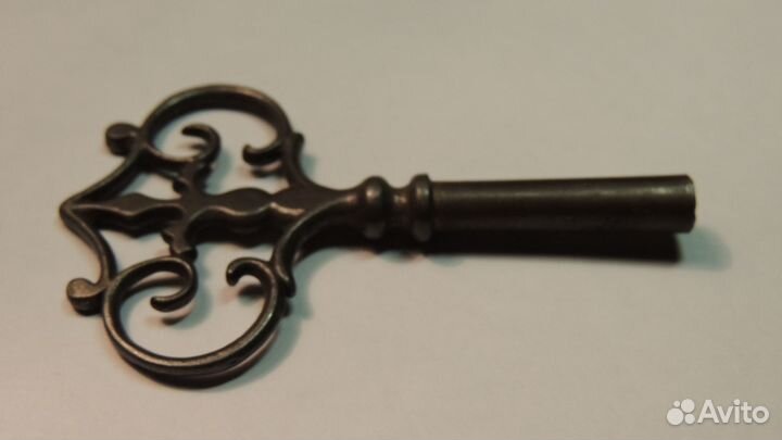 Часовой заводной ключ