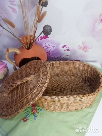 Овальная плетёная корзина, с крышкой