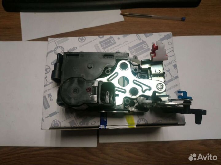 Замок двери задней левой Ssang Yong Rexton