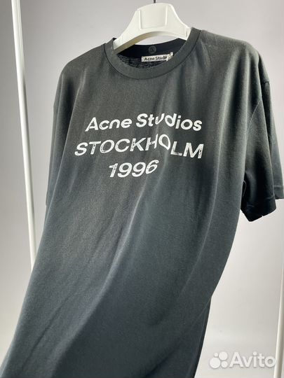 Футболка Acne Studios с принтом Logo Stockholm 199