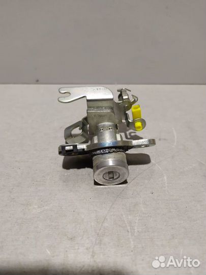 Замок багажник Toyota Corolla 2011