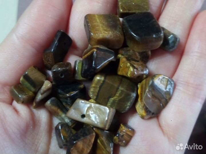 Пуговицы и натуральный камень с отверстиями