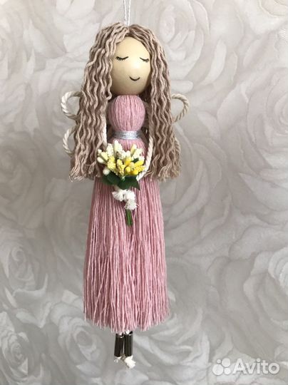 Кукла из нитей макраме