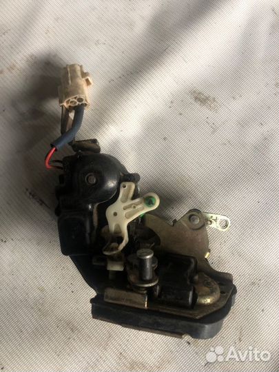 Замок двери задний правый Toyota Cresta GX90 1GFE