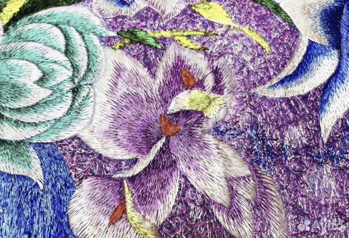 Картина вышитая шелком на шелке