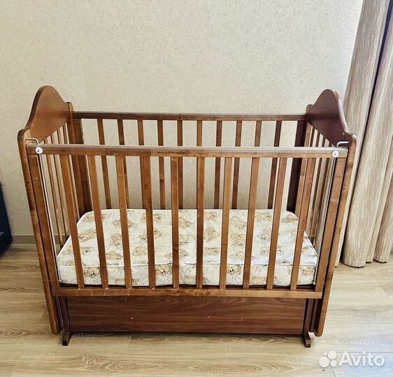 Детская кроватка с поперечным маятником