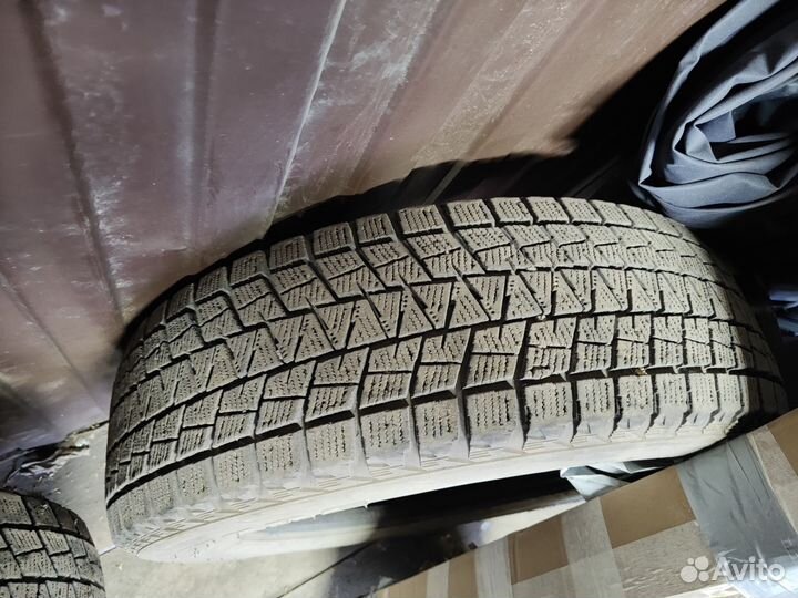 Bridgestone Blizzak DM-V2 215/70 R17