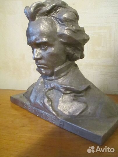 Бюсты великих людей