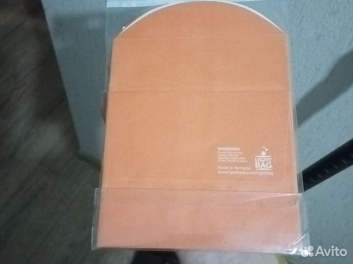 Свеча в бумажном фонарике на День Влюбленных