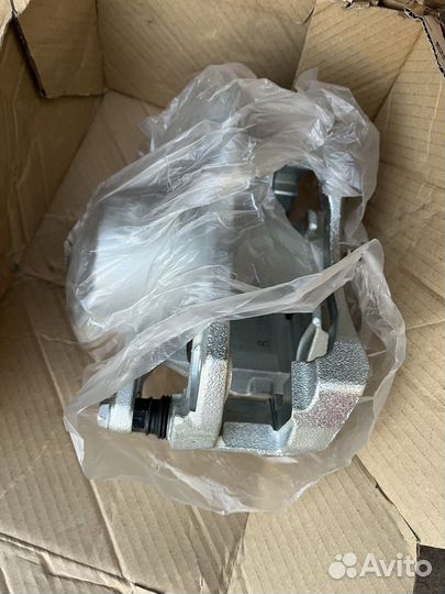 Суппорт тормозной передний Toyota Camry