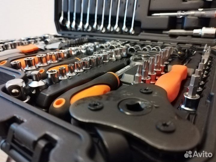 Набор инструментов в прочном кейсе