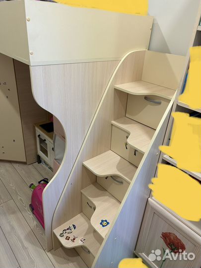 Кровать чердак + книжный шкаф