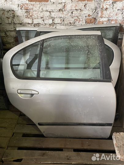 Задняя правая дверь Nissan Primera p11