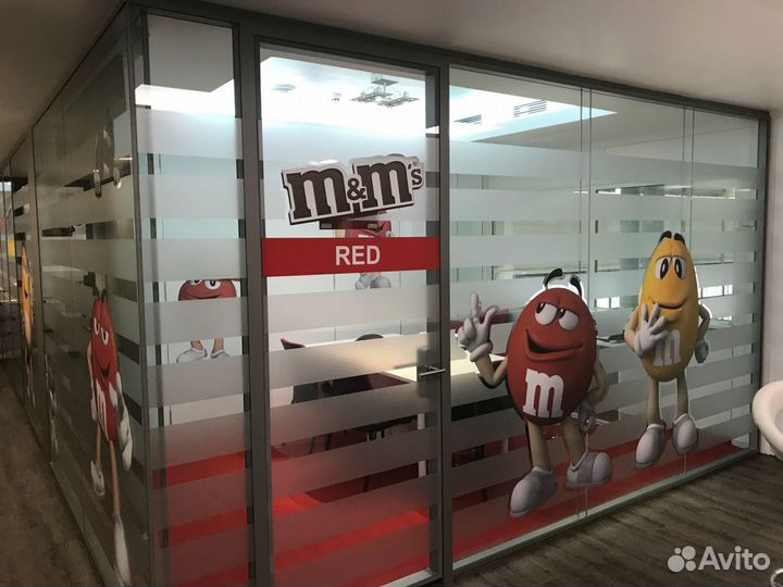 Наклейки на окна, оформление витрин пленкой