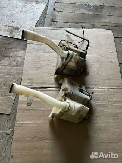 Бачек омывателя Toyota Hilux