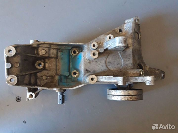 Кронштейн генератора и масляного фильтра VAG