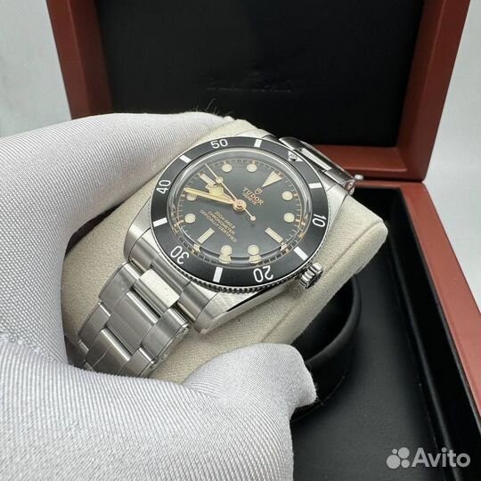 Часы Tudor Black Bay