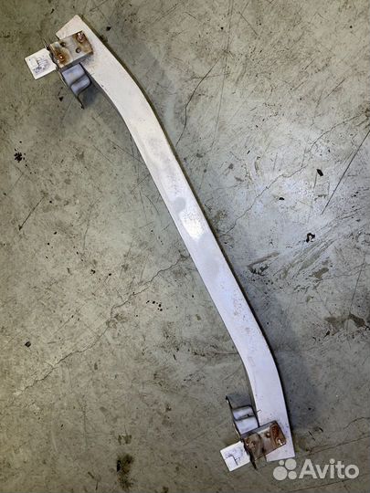 Усилитель бампера передний Nissan Cefiro A33