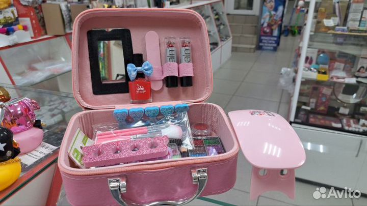 Чемодан с детской косметикой